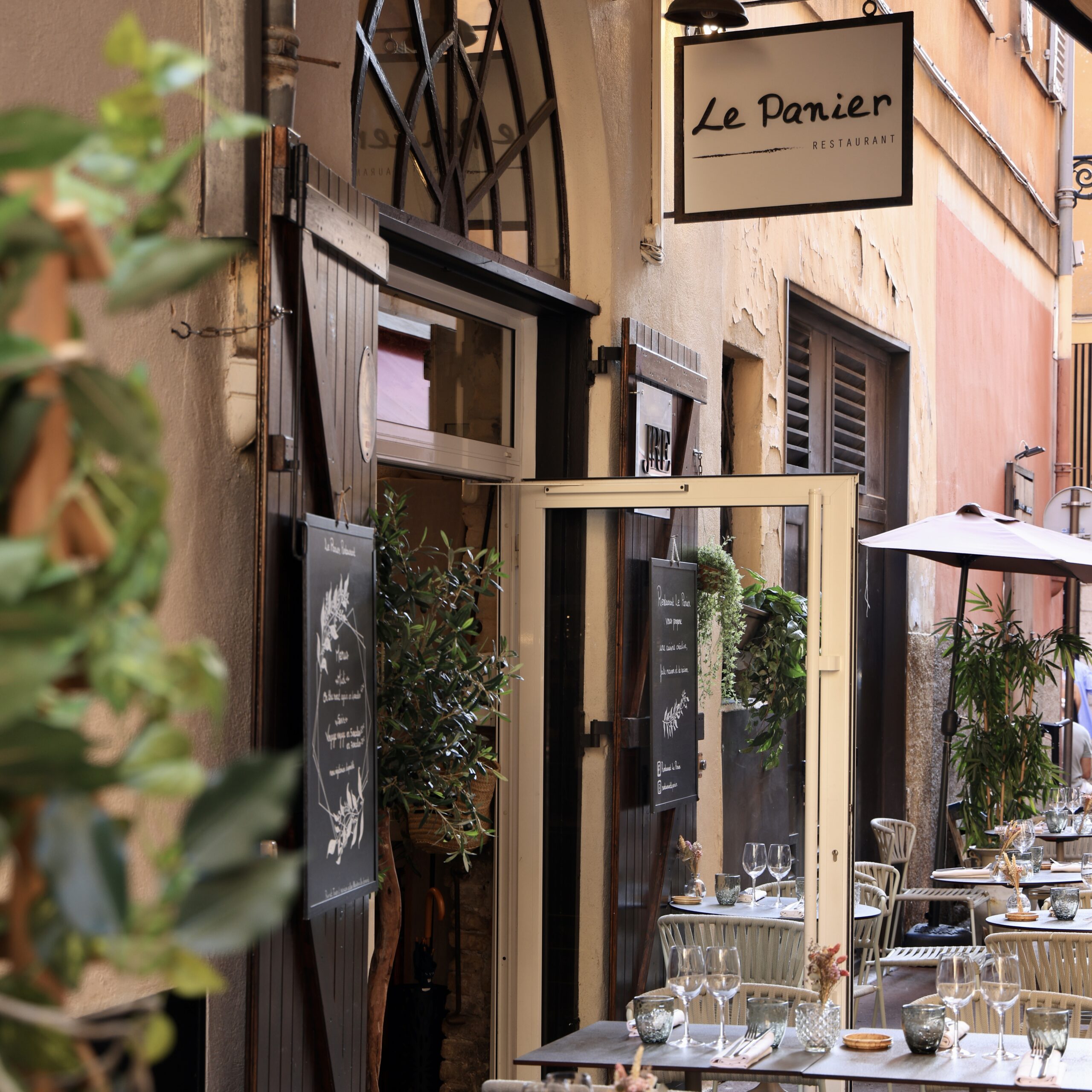Table dressée, ambiance feutrée